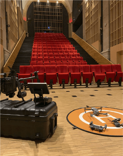 formation de drone dans un auditorium